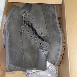 TIMBERLAND BOOTS: GRAY TIMBS